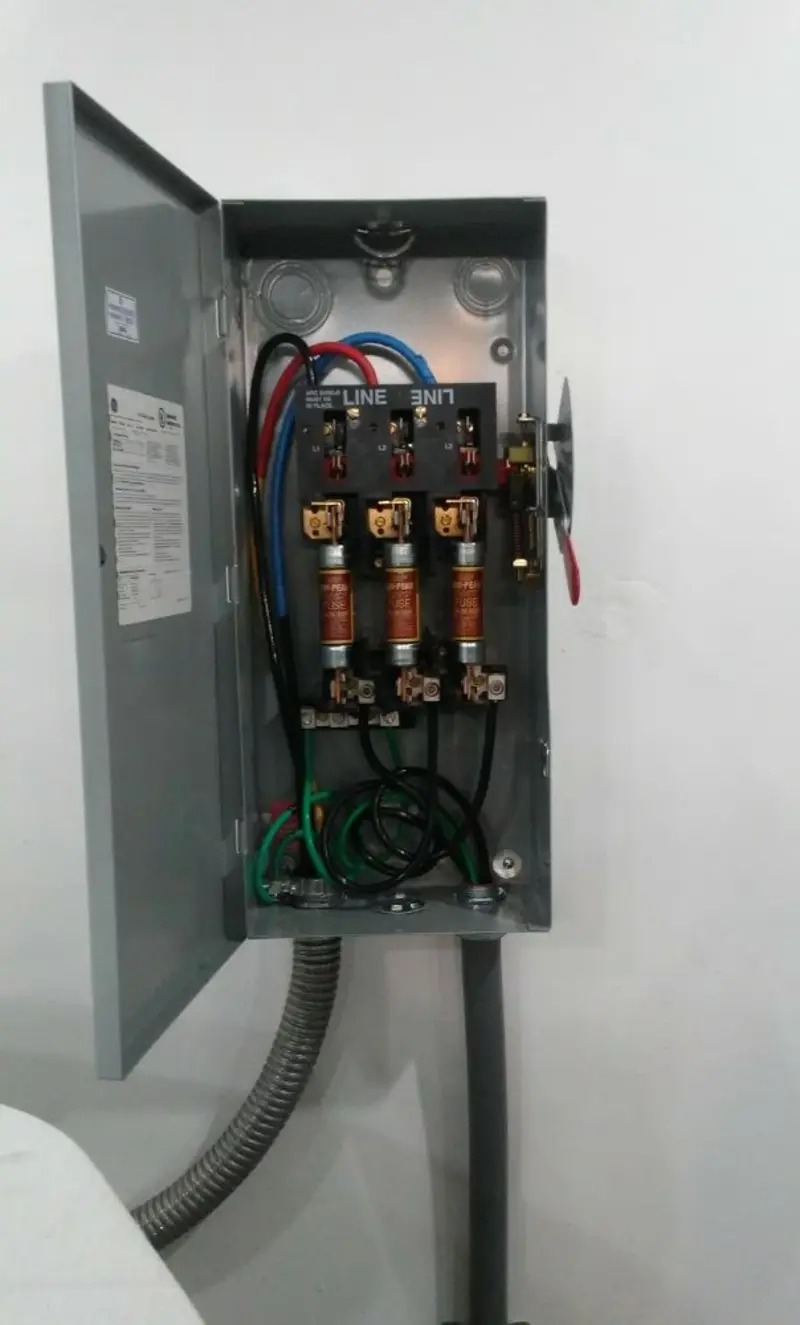 Three-phase disconnect switch installed for Smoke Detector Installation in Elizabethton